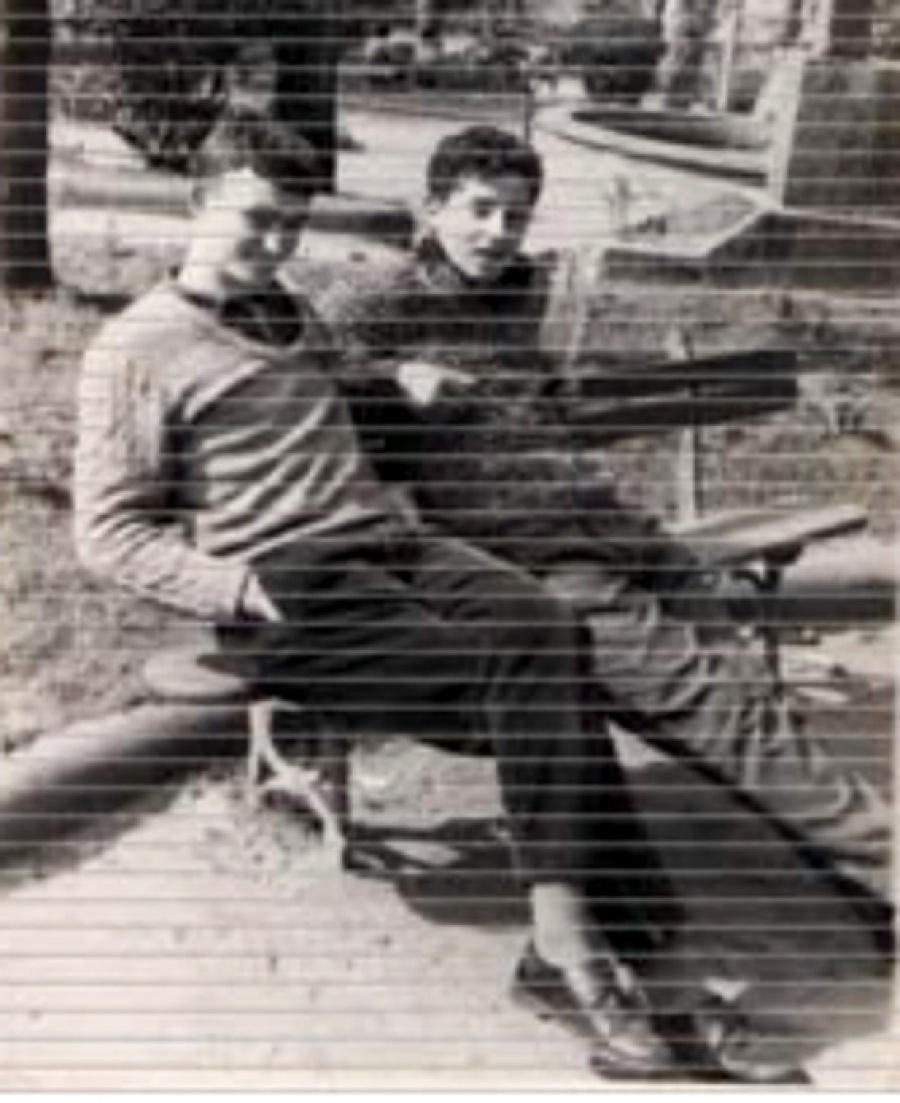 1961 - Sentados en el banco del jardn